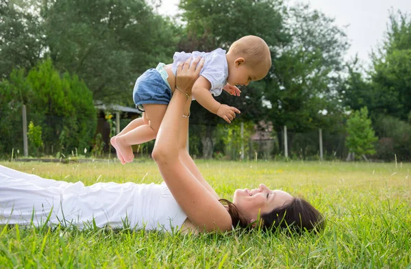 Mutlu Anne Bebeğinin Açık Havada Portresi — Stok fotoğraf