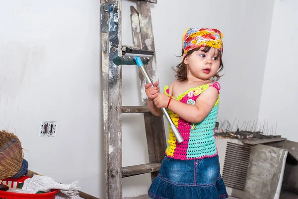 Chica Joven Limpiar Habitación Durante Las Reparaciones — Foto de Stock
