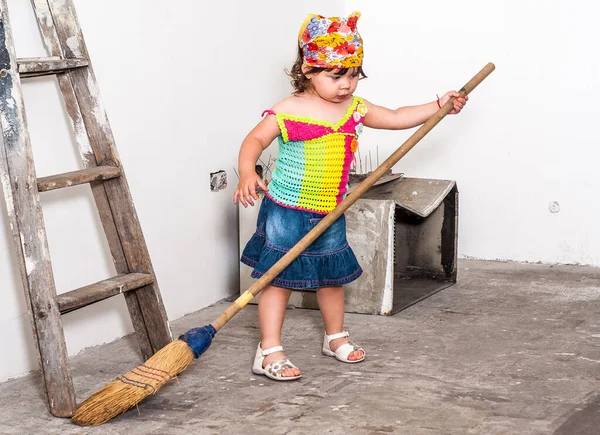 Chica Joven Limpiar Habitación Durante Las Reparaciones —  Fotos de Stock