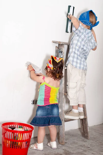 Małe Dzieci Sprzątać Pokój Podczas Napraw — Zdjęcie stockowe