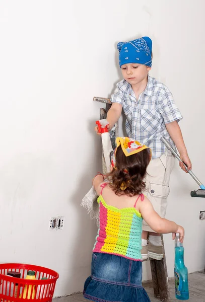 Les Jeunes Enfants Nettoient Chambre Pendant Les Réparations — Photo