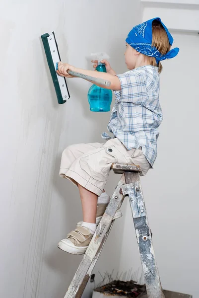 修理中に部屋を掃除する少年 — ストック写真