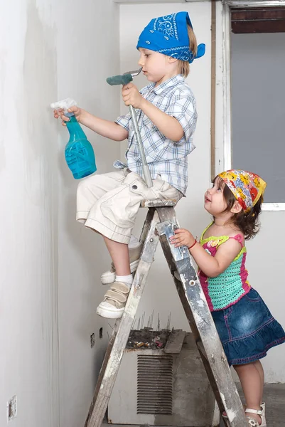 Kleine Kinder Putzen Das Zimmer Während Der Reparatur — Stockfoto