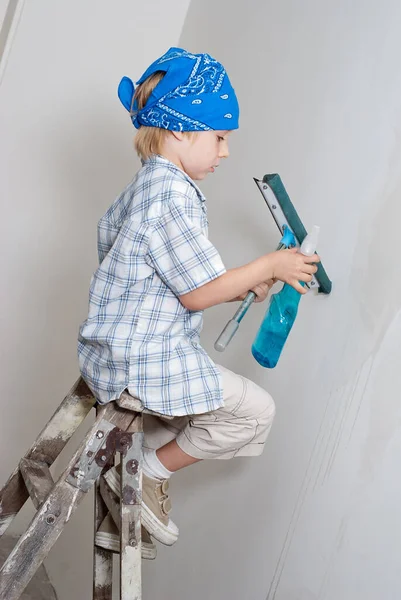 Jeune Garçon Nettoyer Chambre Pendant Les Réparations — Photo