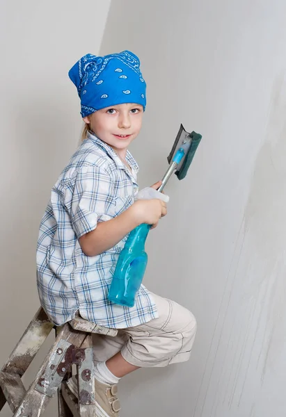 Młody Chłopiec Sprzątać Pokój Podczas Napraw — Zdjęcie stockowe