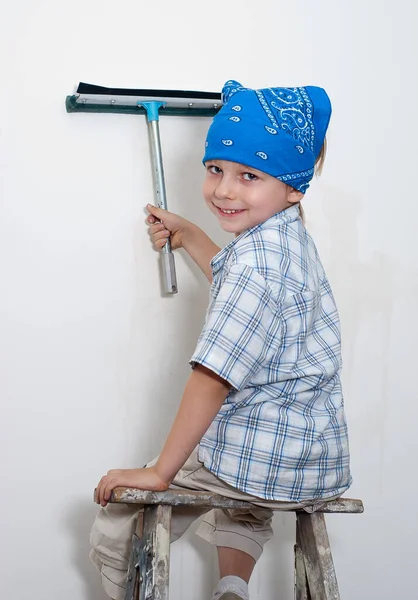 Chico Joven Limpiar Habitación Durante Las Reparaciones —  Fotos de Stock
