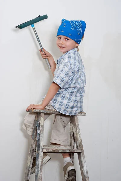 Chico Joven Limpiar Habitación Durante Las Reparaciones — Foto de Stock