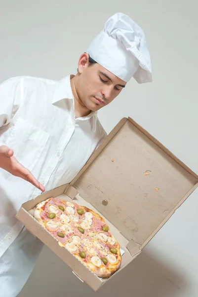 Retrato Cozinheiro Com Pizza Fundo Leve — Fotografia de Stock