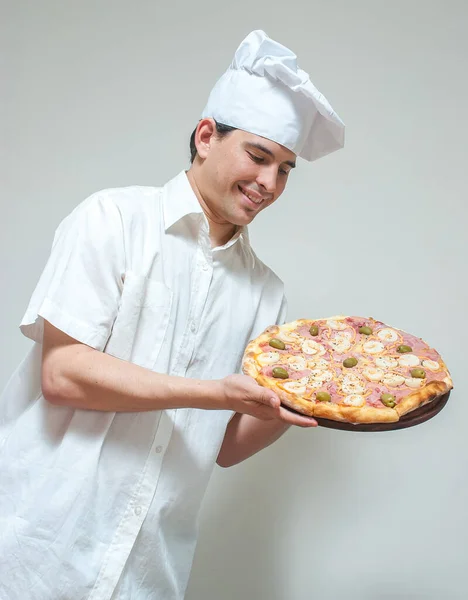 Retrato Cocinero Con Pizza Sobre Fondo Claro — Foto de Stock