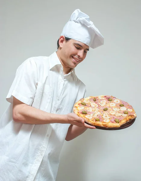 배경에 피자를 곁들인 요리사 — 스톡 사진