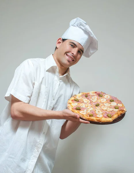 Portret Kok Met Pizza Een Lichte Achtergrond — Stockfoto