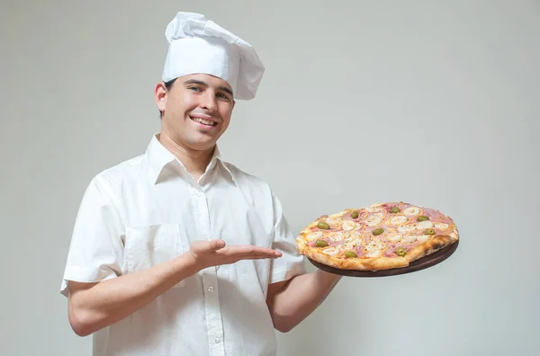 Retrato Cocinero Con Pizza Sobre Fondo Claro —  Fotos de Stock