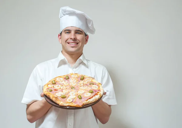 Portret Kok Met Pizza Een Lichte Achtergrond — Stockfoto