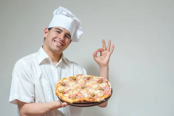 Retrato Cocinero Con Pizza Sobre Fondo Claro — Foto de Stock