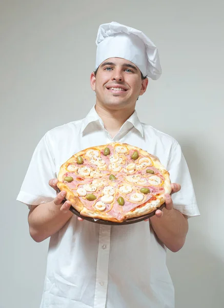 Porträt Koch Mit Pizza Auf Hellem Hintergrund — Stockfoto