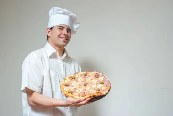 Portrait Cuisinier Avec Pizza Sur Fond Clair — Photo
