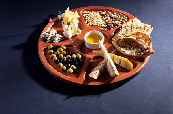 Dessert on wooden platter — Stock Photo, Image