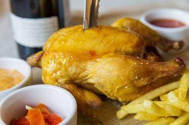 ızgara tavuk ve kırmızı şarap