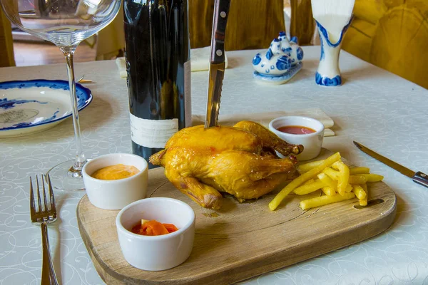 Pollo a la parrilla y vino tinto —  Fotos de Stock