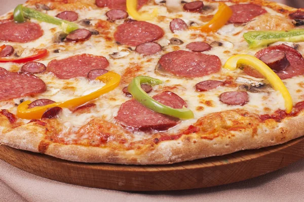 Pizza mit Wurst — Stockfoto