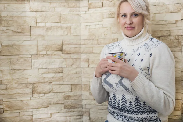 白いセーターの女性 — ストック写真