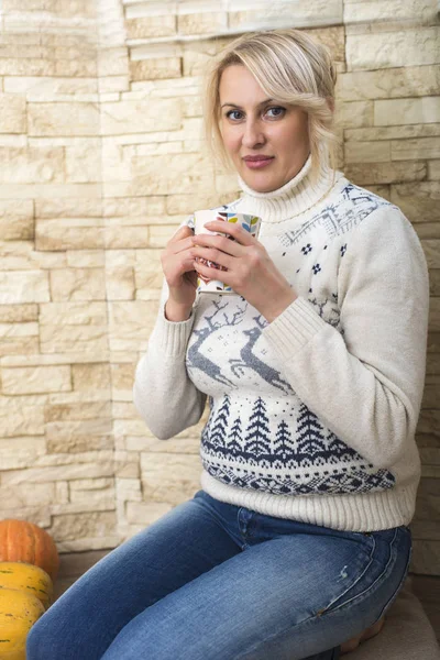 金髪女性のセーター — ストック写真
