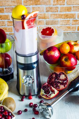 Mikser ve meyve masada