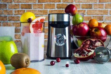 Mikser ve meyve masada