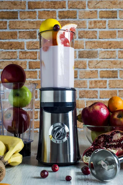 Mezclador y fruta en la mesa — Foto de Stock