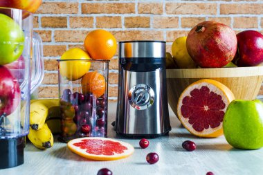 Mikser ve meyve masada