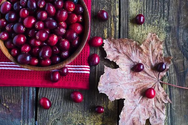 Cranberries em xícara de madeira — Fotografia de Stock