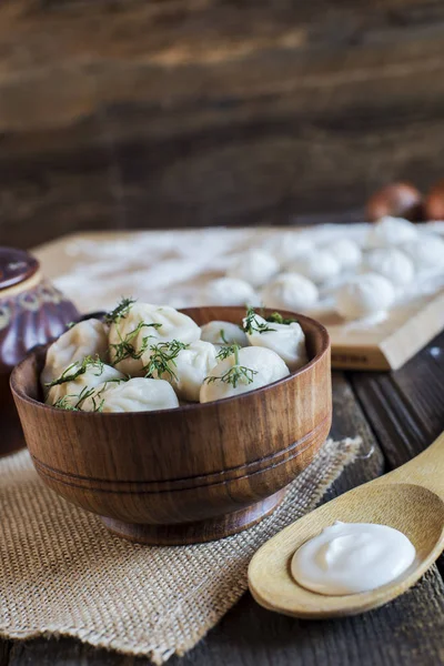 Dumplings in houten kom — Stockfoto