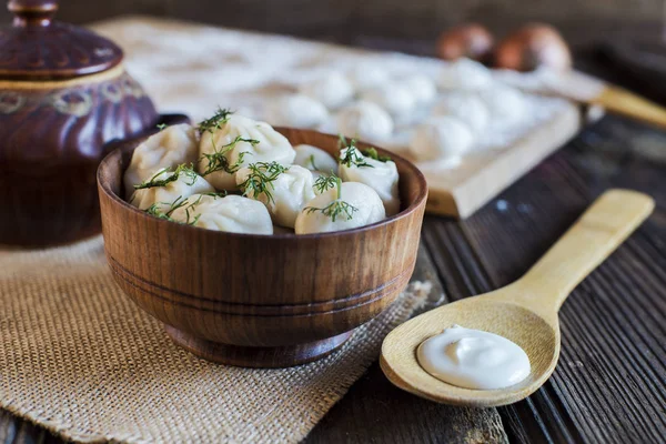 Albóndigas en tazón de madera — Foto de Stock