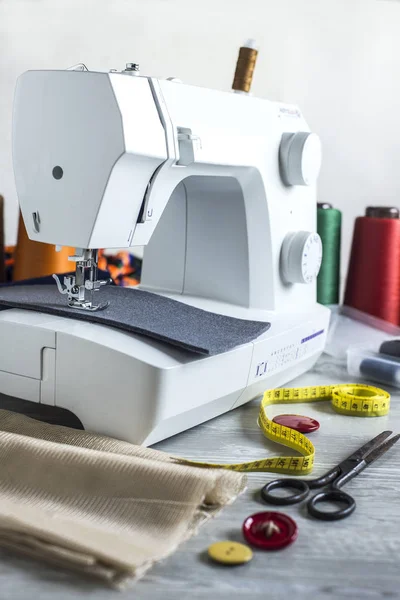Máquina de coser y accesorios —  Fotos de Stock