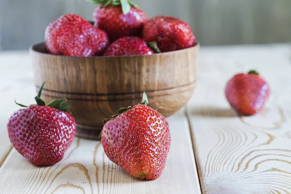 Fresas frescas en taza —  Fotos de Stock