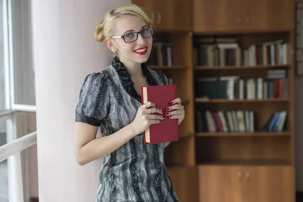 Menina com livro. — Fotografia de Stock