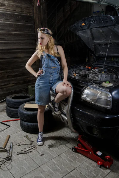 Vrouw in garage auto repareren — Stockfoto