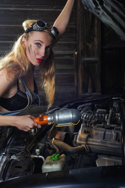 Girl is repairing  car — Stock Photo, Image