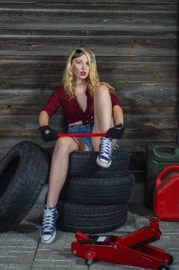 Kız mekanik bir jack ve tekerlekler
