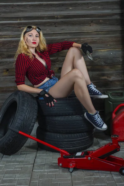 Jack ve tekerlekler ile kız makinist