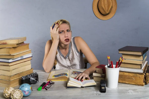 Menina está lendo livros — Fotografia de Stock