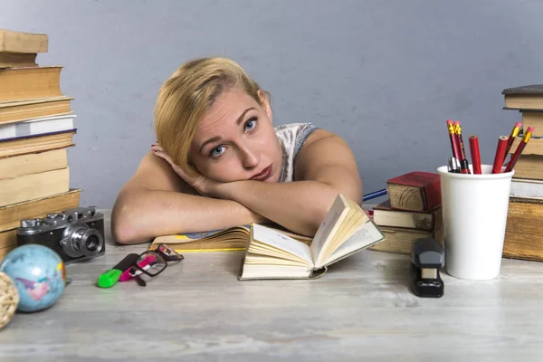 Menina está lendo livros — Fotografia de Stock