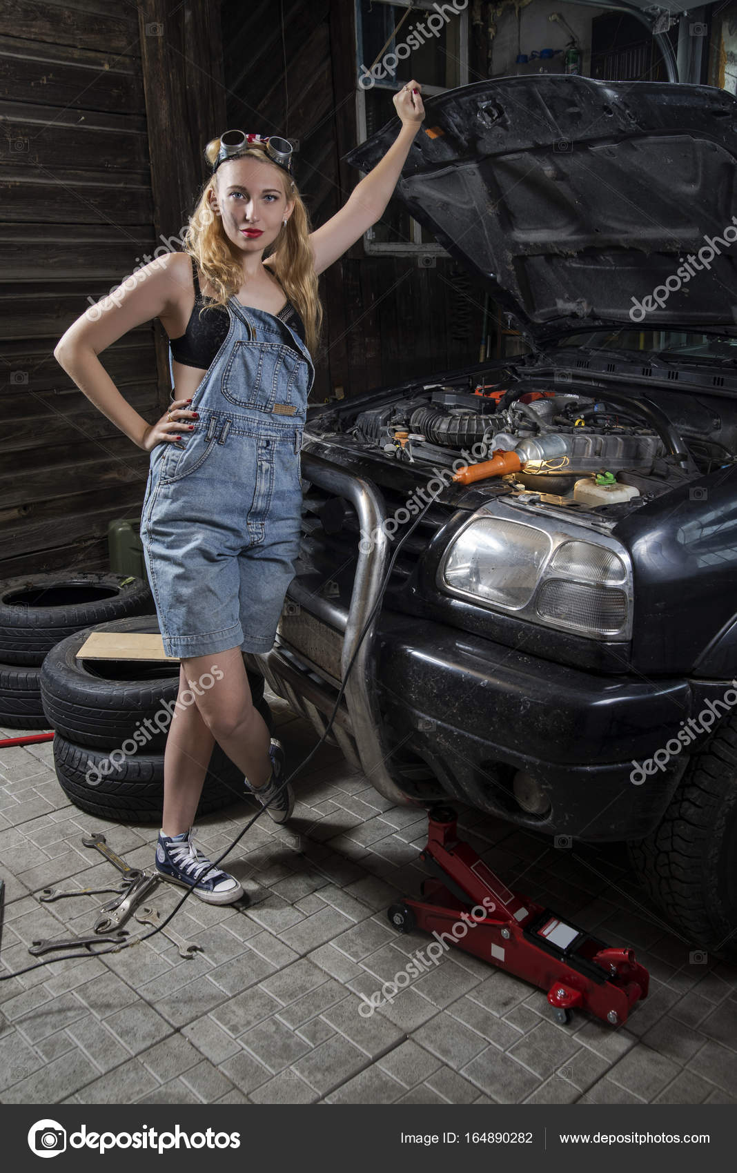 Механик трахается с восхитительными девушками в гараже