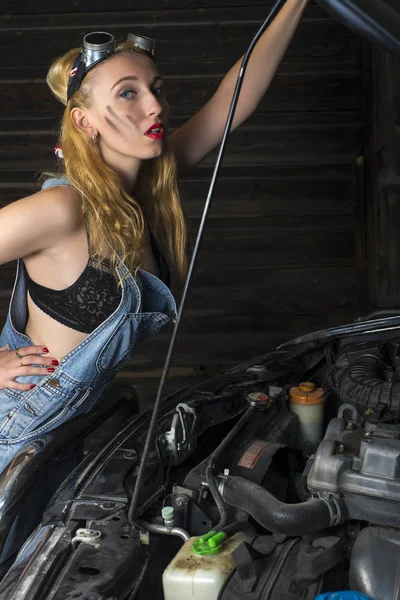 Mechanic girl repairs — Stock Photo, Image