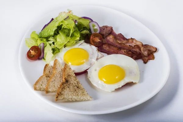 Huevos fritos con tocino y verduras — Foto de Stock