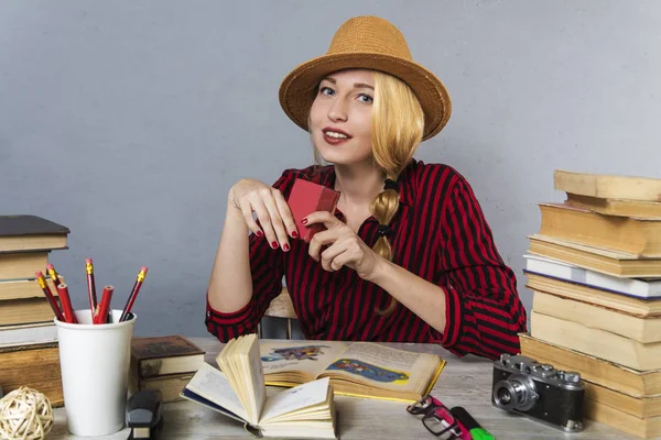 本と帽子で元気な女の子. — ストック写真