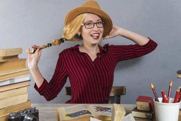 Menina de chapéu lê — Fotografia de Stock