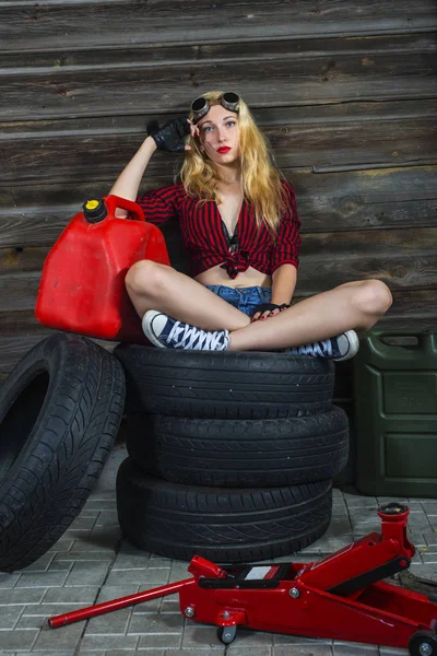 Menina com recipiente de gás — Fotografia de Stock