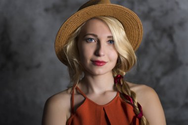 şapkalı sarışın kız