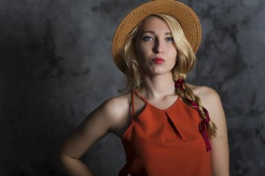 şapkalı sarışın kız